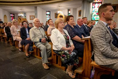 „Na swoje życie i swoje kapłaństwo trzeba popatrzeć w świetle Bożej miłości. Inaczej go nie pojmiemy ani my, ani ci, którzy będą na nas patrzeć” – mówił bp Jan Wątroba podczas Mszy św. z udzieleniem święceń prezbiteratu. 4 czerwca 2022 r. w kościele katedralnym jedenastu diakonów diecezji rzeszowskiej przyjęło sakrament kapłaństwa.
Do grona neoprezbiterów diecezji rzeszowskiej należą: ks. Sebastian Bełz z parafii w Nienadówce, ks. Krzysztof Lampart z parafii w Rudnej Wielkiej, ks. Mateusz Łachmanek z parafii w Lipinkach, ks. Karol Migut z parafii w Jasionce, ks. Marcin Murawski z parafii katedralnej w Rzeszowie, ks. Adrian Pazdan z parafii w Zagorzycach, ks. Tomasz Sienicki z parafii w Bieździedzy, ks. Dominik Świeboda z parafii w Palikówce, ks. Piotr Wąsacz z parafii bł. Władysława Findysza w Rzeszowie, ks. Mateusz Wojtuń z parafii w Święcanach oraz ks. Wiktor Zoła z parafii w Cieklinie.
Mszy św. przewodniczył i święceń udzielił bp Jan Wątroba. Eucharystię koncelebrowało około osiemdziesięciu księży, m.in: przełożeni Wyższego Seminarium Duchownego w Rzeszowie oraz proboszczowie i wikariusze z parafii rodzinnych neoprezbiterów. W Mszy św. uczestniczył abp Edward Nowak, bp Kazimierz Górny i bp Edward Białogłowski.
Zebranych w kościele katedralnym powitał ks. Krzysztof Gołąbek, proboszcz parafii.
W homilii bp Jan Wątroba nawiązał do słów z Ewangelii według św. Jana w których Chrystus tłumaczy co to znaczy być dobrym pasterzem. „Być kapłanem w Kościele Chrystusowym to znaczy mieć udział w Jego pasterskiej misji i stale upodabniać się do Dobrego Pasterza, który zna owce, karmi je, broni i jest gotów oddać życie dla ich dobra” – mówił hierarcha.
Po homilii odbył się obrzędy święceń: przyrzeczenie czci i posłuszeństwa Biskupowi Ordynariuszowi, Litania do Wszystkich Świętych podczas której kandydaci leżeli krzyżem, nałożenie rąk, modlitwa święceń oraz namaszczenie rąk krzyżmem i wręczenie chleba i wina. Podczas Liturgii Eucharystycznej nowo wyświęceni po raz pierwszy wyciągnęli dłonie nad chlebem i winem wypowiadając słowa konsekracji.
Na zakończenie Mszy św. ks. Tomasz Sienicki, podziękował w imieniu nowo wyświęconych wszystkim, którzy przyczynili się do przygotowania ich do kapłaństwa. Słowa wdzięczności, m.in. przełożonym Wyższego Seminarium Duchownego w Rzeszowie i rodzicom neoprezbiterów, wypowiedział bp Jan Wątroba. 
W drodze do zakrystii neoprezbiterzy zatrzymali się przy figurze Matki Bożej Fatimskiej zawierzając swoje kapłaństwo Matce Bożej.
W niedzielę, 5 czerwca, w Uroczystość Zesłania Ducha Świętego, neoprezbiterzy będą sprawować w swoich rodzinnych parafiach uroczyste Msze św. prymicyjne, a w najbliższych tygodniach otrzymają skierowania do parafii.

Fot. ks. Jakub Nagi oraz biala-wrona.pl
