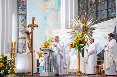 W środę 13 września przeżywaliśmy kolejne w tym roku Nabożeństwo Fatimskie. O godz. 18.40 zostały przedstawione prośby i podziękowania do Matki Bożej Fatimskiej, w intencji których sprawowana była także Msza Święta. Eucharystii przewodniczył i homilię wygłosił ks. Marek Kotwa – wikariusz parafii pw. Św. Michała Archanioła w Rzeszowie. Po Mszy Świętej wyruszyła procesja z figurą Matki Bożej, podczas której modlitwę różańcową prowadzili przedstawiciele parafii pw. Św. Jadwigi Królowej wraz ze swoimi duszpasterzami: ks. Tomaszem Gałuszką oraz ks. Łukaszem Mariuszycem, zaś figurę Matki Bożej nieśli przedstawiciele Bractwa św. Michała Archanioła, Rycerzy Kolumba oraz Związku Strzeleckiego "Strzelec". Modlitwę ubogaciła obecność Orkiestry Dętej pod dyrekcją Tadeusza Cielaka. Nabożeństwo zakończył Apel Jasnogórski. fot. Jola Warchoł