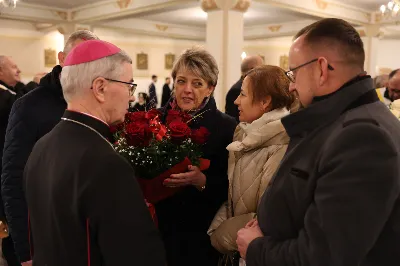 W liturgiczne wspomnienie św. Jana Apostoła (27 grudnia) w katedrze rzeszowskiej celebrowano Eucharystię, której przewodniczył bp Jan Wątroba. Mszę św. koncelebrował abp Edward Nowak, bp Edward Białogłowski, a także ok. 60 kapłanów, którzy wraz z przedstawicielami wspólnot, stowarzyszeń i instytucji modlili się w intencji Biskupa Rzeszowskiego z okazji jego imienin.
Homilię wygłosił ks. Janusz Kosior, proboszcz parafii pw. św. Jadwigi Królowej w Rzeszowie.
Na zakończenie Mszy św. bp Jan Wątroba podziękował za modlitwę i życzenia. 
fot. ks. Jakub Oczkowicz
