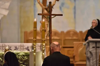 W Katedrze Rzeszowskiej odbyło się nabożeństwo Drogi Krzyżowej, której przewodniczył ks. Paweł Synoś, wikariusz biskupi ds. duchowieństwa. "Dziś sprowadź Mi dusze kapłańskie i zakonne, i zanurz je w niezgłębionym miłosierdziu Moim. One dały Mi moc przetrwania gorzkiej męki; przez nie, jak przez kanały, spływa na ludzkość miłosierdzie Moje." (Dzienniczek 1212) W modlitwie wraz z bp Janem Wątrobą uczestniczyły osoby życia konsekrowanego oraz prezbiterzy posługujący w Diecezji Rzeszowskiej. Nabożeństwo było ofiarowane w intencji wynagrodzenia za grzechy duchowieństwa i osób konsekrowanych, za dusze kapłanów i osób konsekrowanych cierpiące w czyśćcu oraz za tych, którzy odeszli od kapłaństwa i życia zakonnego. Fot. ks. Jakub Oczkowicz