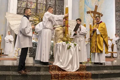 16 kwietnia 2022 r. bp Jan Wątroba przewodniczył liturgii Wigilii Paschalnej w naszej Katedrze. Podczas Mszy Świętej trzy osoby: Justyna, Anna i Nikola przyjęły sakrament chrztu, bierzmowania i Eucharystii.
fot. Joanna Prasoł