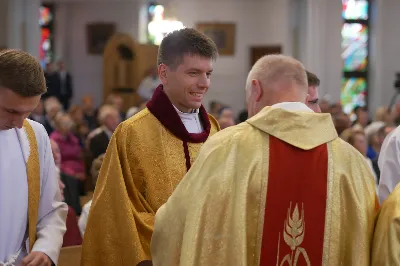 „Na swoje życie i swoje kapłaństwo trzeba popatrzeć w świetle Bożej miłości. Inaczej go nie pojmiemy ani my, ani ci, którzy będą na nas patrzeć” – mówił bp Jan Wątroba podczas Mszy św. z udzieleniem święceń prezbiteratu. 4 czerwca 2022 r. w kościele katedralnym jedenastu diakonów diecezji rzeszowskiej przyjęło sakrament kapłaństwa.
Do grona neoprezbiterów diecezji rzeszowskiej należą: ks. Sebastian Bełz z parafii w Nienadówce, ks. Krzysztof Lampart z parafii w Rudnej Wielkiej, ks. Mateusz Łachmanek z parafii w Lipinkach, ks. Karol Migut z parafii w Jasionce, ks. Marcin Murawski z parafii katedralnej w Rzeszowie, ks. Adrian Pazdan z parafii w Zagorzycach, ks. Tomasz Sienicki z parafii w Bieździedzy, ks. Dominik Świeboda z parafii w Palikówce, ks. Piotr Wąsacz z parafii bł. Władysława Findysza w Rzeszowie, ks. Mateusz Wojtuń z parafii w Święcanach oraz ks. Wiktor Zoła z parafii w Cieklinie.
Mszy św. przewodniczył i święceń udzielił bp Jan Wątroba. Eucharystię koncelebrowało około osiemdziesięciu księży, m.in: przełożeni Wyższego Seminarium Duchownego w Rzeszowie oraz proboszczowie i wikariusze z parafii rodzinnych neoprezbiterów. W Mszy św. uczestniczył abp Edward Nowak, bp Kazimierz Górny i bp Edward Białogłowski.
Zebranych w kościele katedralnym powitał ks. Krzysztof Gołąbek, proboszcz parafii.
W homilii bp Jan Wątroba nawiązał do słów z Ewangelii według św. Jana w których Chrystus tłumaczy co to znaczy być dobrym pasterzem. „Być kapłanem w Kościele Chrystusowym to znaczy mieć udział w Jego pasterskiej misji i stale upodabniać się do Dobrego Pasterza, który zna owce, karmi je, broni i jest gotów oddać życie dla ich dobra” – mówił hierarcha.
Po homilii odbył się obrzędy święceń: przyrzeczenie czci i posłuszeństwa Biskupowi Ordynariuszowi, Litania do Wszystkich Świętych podczas której kandydaci leżeli krzyżem, nałożenie rąk, modlitwa święceń oraz namaszczenie rąk krzyżmem i wręczenie chleba i wina. Podczas Liturgii Eucharystycznej nowo wyświęceni po raz pierwszy wyciągnęli dłonie nad chlebem i winem wypowiadając słowa konsekracji.
Na zakończenie Mszy św. ks. Tomasz Sienicki, podziękował w imieniu nowo wyświęconych wszystkim, którzy przyczynili się do przygotowania ich do kapłaństwa. Słowa wdzięczności, m.in. przełożonym Wyższego Seminarium Duchownego w Rzeszowie i rodzicom neoprezbiterów, wypowiedział bp Jan Wątroba. 
W drodze do zakrystii neoprezbiterzy zatrzymali się przy figurze Matki Bożej Fatimskiej zawierzając swoje kapłaństwo Matce Bożej.
W niedzielę, 5 czerwca, w Uroczystość Zesłania Ducha Świętego, neoprezbiterzy będą sprawować w swoich rodzinnych parafiach uroczyste Msze św. prymicyjne, a w najbliższych tygodniach otrzymają skierowania do parafii.

Fot. ks. Jakub Nagi oraz biala-wrona.pl
