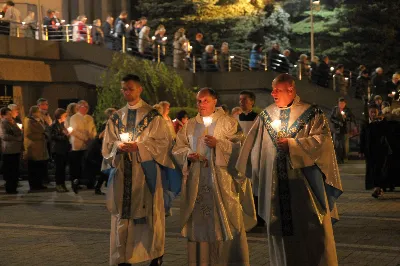 Mszy Świętej przewodniczył i homilię wygłosił ks. Piotr Fortuna - proboszcz parafii Matysówka. Liturgię oraz Różaniec przygotowały ss. Serafitki oraz ss. Felicjanki. fot. Andrzej Kotowicz