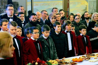 26 grudnia o godz. 12.00 Mszy Świętej w naszej Katedrze przewodniczył Ks. Bp Kazimierz Górny. Podczas Mszy Świętej śpiewał chór katedralny Pueri Cantores Resovienses. Po Mszy Świętej Ksiądz Biskup wraz z chórzystami dzielili się opłatkiem.
fot. Andrzej Kotowicz