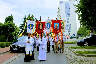 W czwartek w Uroczystość Najświętszego Ciała i Krwi Pańskiej (Boże Ciało) Msza Święta parafialna o godz. 12.00 była sprawowana na osiedlu Drabinianka na placu zieleni między ul. Graniczną i Zieloną. Dziękujemy parafianom za zaangażowanie i pomoc w przygotowaniu ołtarzy: - Ołtarz Mszy Świętej - Spółdzielnia Mieszkaniowa Metalowiec i mieszkańcy ul. Zielonej. - I ołtarz przy kapliczce Matki Bożej Fatimskiej – mieszkańcy bloku ul. Cicha 9. - II ołtarz przy Akademikach – mieszkańcy bloków ul. Cicha 3 i 7. - III ołtarz przed „Energetykiem” mieszkańcy bloku Kwiatkowskiego 5. - IV ołtarz obok bloków ul. Graniczna 4a i 4b – mieszkańcy tychże bloków.  fot. Andrzej Kotowicz