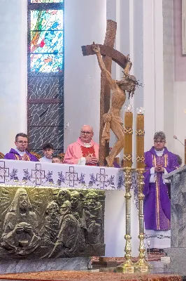 W IV Niedzielę Wielkiego Postu, podczas Mszy Świętej o godz. 12:00, ks. Krzysztof Gołąbek – proboszcz naszej Katedry, przyjął do grona Liturgicznej Służby Ołtarza dziesięciu nowych ministrantów! Po odpowiednim przygotowaniu, pod czujnym okiem ks. Pawła Wójcika oraz animatorów, chłopcy otrzymali stopień ministranta choralisty – po raz pierwszy założyli kołnierzyki i otrzymali legitymacje ministranckie. To wyjątkowy moment i ogromna radość dla naszej wspólnoty! 
Serdecznie gratulujemy chłopcom odwagi oraz życzymy wytrwałości w tej pięknej służbie przy Ołtarzu Pana Jezusa. 
Jeśli chcesz dołączyć do grona ministrantów – serdecznie zapraszamy! Zainteresowanych prosimy o kontakt z ks. Pawłem Wójcikiem.
 fot. Joanna Prasoł