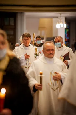 Mszy Świętej w święto Ofiarowania Pańskiego przewodniczył bp Jan Wątroba. W Eucharystii z okazji Dnia Życia Konsekrowanego uczestniczyli przedstawiciele sióstr i braci zakonnych, pustelnic, dziewic i wdów konsekrowanych oraz członków instytutów świeckich. Eucharystię koncelebrował ks. Stanisław Kamiński, wikariusz biskupi ds. zakonnych, a także 8 kapłanów. Homilię wygłosił bp Jan Wątroba. Śpiew podczas Mszy Świętej prowadziła Katedralna Schola Liturgiczna pod kierunkiem ks. Juliana Wybrańca przy akompaniamencie organowym Wiesława Siewierskiego. Fot. Paulina Lęcznar