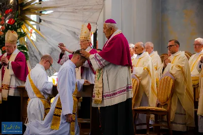 27 maja 2023 r. w Katedrze Rzeszowskiej sześciu diakonów naszej diecezji przyjęło sakrament kapłaństwa.
Do grona neoprezbiterów diecezji rzeszowskiej należą: ks. Mikołaj Czurczak z parafii pw. Znalezienia Krzyża Świętego w Niebylcu, ks. Sebastian Drzał z parafii pw. Miłosierdzia Bożego w Łukawcu, ks. Damian Knapik z parafii pw. Najświętszego Serca Pana Jezusa w Pagorzynie, ks. Michał Mycek z parafii pw. Narodzenia Najświętszej Maryi Panny w Sędziszowie Małopolskim, ks. Jakub Ochoński z parafii pw. Św. Michała Archanioła w Rzeszowie, ks. Rafał Szpunar z parafii pw. Św. Stanisława Kostki w Jasionce.
Mszy św. przewodniczył i święceń udzielił biskup Jan Wątroba. Eucharystię koncelebrowało około 70 księży, m.in: przełożeni Wyższego Seminarium Duchownego w Rzeszowie oraz proboszczowie i wikariusze z parafii rodzinnych neoprezbiterów. W Eucharystii uczestniczył arcybiskup Edward Nowak, biskup Kazimierz Górny i biskup Edward Białogłowski.
W niedzielę, 28 maja, w Uroczystość Zesłania Ducha Świętego, neoprezbiterzy będą sprawować w swoich rodzinnych parafiach uroczyste Msze św. prymicyjne, a w najbliższych tygodniach otrzymają skierowania do parafii. 
fot. Piotr Szorc