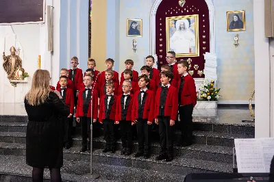 W niedzielę, 18 grudnia 2022 roku, podczas uroczystej Mszy Świętej o godz. 12.00 w Katedrze Rzeszowskiej do grona chórzystów Katedralnego Chóru Chłopięco-Męskiego Pueri Cantores Resovienses dołączyło 20 najmłodszych chłopców.
„Młodziki”, bo tak są nazywani przez starszych kolegów, złożyli przyrzeczenie, że będą godnie reprezentować brać chóralną i śpiewać na chwałę Pana.
Najmłodsi kandydaci na chórzystów zostali wyłonieni podczas rekrutacji prowadzonej przez poprzedniego dyrygenta, Marcina Florczaka, w rzeszowskich szkołach podstawowych jeszcze na wiosnę. Od razu rozpoczęli próby. Intensywnie przez tydzień ćwiczyli swoje głosy razem ze starszymi kolegami podczas corocznego Muzycznego Obozu Szkoleniowo-Wypoczynkowego we Frysztaku, który odbył się początkiem lipca. W wolnych chwilach uczestniczyli w wycieczkach i zajęciach sportowych. Mieli okazję poznać kolegów z chóru i lepiej się poznać.
Obecnie dyrygentkami Katedralnego Chóru Chłopięco-Męskiego Pueri Cantores Resovienses są: Edyta Kotula i Angela Pacuta. 
Po Mszy Świętej Chór wraz z ks. Krzysztofem Gołąbkiem – proboszczem Katedry oraz ks. Julianem Wybrańcem – duszpasterzem Chóru z ramienia biskupa diecezji rzeszowskiej, a także dyrygentkami: Edytą Kotulą i Angelą Pacutą, na stopniach ołtarza Rzeszowskiej Katedry pozował do wspólnego zdjęcia. Następnie chórzyści udali się do sali Jana Pawła II na słodki poczęstunek. 
Za piękne zdjęcia dziękujemy: Fotografia Jola Warchoł