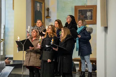 „Nasza wdzięczność jest szczególna wobec osób konsekrowanych za ich czytelne świadectwo wiary i za to, że żyjąc wiarą na co dzień ukazują chrystusowy styl życia” – mówił biskup Jan Wątroba podczas Mszy św. w katedrze rzeszowskiej w święto Ofiarowania Pańskiego. W Eucharystii, z okazji swojego święta patronalnego, uczestniczyły osoby konsekrowane posługujące w diecezji rzeszowskiej.
Mszy św. w katedrze rzeszowskiej przewodniczył bp Jan Wątroba, który modlił się w intencji osób konsekrowanych, przeżywających w święto Ofiarowania Pańskiego (02.02.) swoje święto patronalne. Eucharystię koncelebrował ks. Stanisław Kamiński, wikariusz biskupi ds. zakonnych, a także 9 kapłanów.
Na początku Mszy św. ks. Stanisław Kamiński powitał zebranych i wprowadził w przeżywaną liturgię. Następnie odbył się obrzęd błogosławieństwa świec i procesja z dolnego kościoła do głównej części katedry rzeszowskiej
Homilię wygłosił bp Jan Wątroba, który w pierwszej części, odnosząc się do przeżywanego święta, nawiązał do postawy Matki Najświętszej i św. Józefa. „Maryja uczy nas, że wierność Bogu oznacza wypełnianie prawa Bożego. Ona wypełniła wszystko bez wyjątku. Choć sama nie potrzebowała oczyszczenia, pozostała jednak posłuszna prawu. Skromna, prosta, uboga kobieta, poddana Bogu. W postawie Maryi i Józefa można dostrzec piękną lekcję dla rodziców i wychowawców. Rodzice powinni przedstawiać, czyli zawierzać swoje dzieci Panu Bogu. To jest gest wdzięczności wobec Stwórcy, a także znak wielkiej pokory wobec niełatwej misji rodzicielskiej i wychowawczej. Pełny rozwój człowieka dokonuje się dzięki Bożej łasce, a rodzice powinni się czuć narzędziem Bożej łaski, dlatego powinni często błogosławić swoje dzieci, modlić się za nie i z nimi oraz wciąż na nowo zawierzać je Panu Bogu” – mówił bp Wątroba.
Biskup Rzeszowski odnosząc się do obchodzonego Dnia życia konsekrowanego powiedział: „Trzy elementy wspólnoty: słowo, wierność i otwarcie na Ducha Świętego stanowią istotę życia każdej osoby konsekrowanej. Rozważać słowo Boże, trwać wiernie na modlitwie i być otwartym na to, co Duch Święty chce nam powiedzieć, to wypełnić powołanie do życia konsekrowanego, a jednocześnie wyznać wiarę w Kościół Chrystusowy. Nasza wdzięczność jest szczególna wobec osób konsekrowanych za ich czytelne świadectwo wiary i za to, że żyjąc wiarą na co dzień ukazują chrystusowy styl życia. Towarzyszą nam przez swoją pełną zatroskania miłosierną obecność, ale także przez milczącą obecność przepełnioną modlitwą w intencjach Kościoła, świata, a także poszczególnych osób i wspólnot”.
Po homilii osoby konsekrowane zgromadzone w katedrze odnowiły swoje przyrzeczenia.
Na zakończenie liturgii s. Agata Jakieła CSFN, referentka diecezjalna ds. życia konsekrowanego, podziękowała bp. Janowi Wątrobie za przewodniczenie liturgii i modlitwę w intencji osób życia konsekrowanego.
W Eucharystii w rzeszowskiej katedrze uczestniczyło prawie 100 osób życia konsekrowanego, a pośród nich ojcowie i bracia zakonni, siostry zakonne, wdowy i dziewice konsekrowane oraz członkowie instytutów świeckich. Śpiewy podczas liturgii wykonała Katedralna Schola Liturgiczna pod dyrekcją ks. Juliana Wybrańca, a przy organach zasiadł katedralny organista – Wiesław Siewierski. 

fot. Jola Warchoł