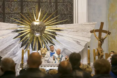 13 października 2020 roku przeżywaliśmy ostatnie w tym roku uroczyste Nabożeństwo Fatimskie. O godz. 18.40 zostały przedstawione prośby i podziękowania do Matki Bożej Fatimskiej, w intencji których sprawowana była Msza Święta o godz. 19.00. Po Mszy Świętej odbyła się procesja różańcowa, zakończona Apelem Jasnogórskim. Nabożeństwo poprowadził ks. dr Paweł Synoś – delegat biskupa ds. formacji stałej kapłanów Diecezji Rzeszowskiej, a szczególną intencją była modlitwa o powołania.