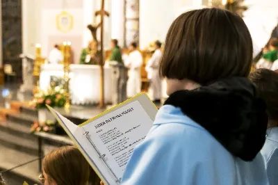 W sobotę 16 października w Katedrze Rzeszowskiej, w rocznicę wyboru św. Jana Pawła II na papieża, uroczystą Mszą Świętą zakończyły się obchody Dnia Patrona Szkoły Podstawowej nr 23 w Rzeszowie. Eucharystię celebrował oraz homilię wygłosił proboszcz Katedry ks. Krzysztof Gołąbek. W kazaniu przywołał swoje osobiste wspomnienia spotkań ze św. Janem Pawłem II. Na Mszy Świętej obecna była Dyrekcja, nauczyciele oraz uczniowie naszej Szkoły. Dyrekcji, nauczycielom, pracownikom oraz wszystkim uczniom Szkoły Podstawowej nr 23 w Rzeszowie życzymy, by św. Jan Paweł II dodawał sił, by codziennie wypływać na głębię prawdy, dobra i piękna. fot. Joanna Prasoł 