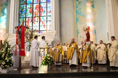 W poniedziałek 18 maja o godz. 18.00 w naszej Katedrze miało miejsce dziękczynienie w stulecie urodzin Karola Wojtyły – św. Jana Pawła II. W tym dniu dziękowaliśmy również i modliliśmy się w intencji naszych Księży Biskupów: Jana – z racji 20. rocznicy sakry biskupiej oraz Kazimierza – z racji 60. rocznicy święceń kapłańskich, a także w intencji naszego Księdza Infułata Stanisława w 60. rocznicę święceń kapłańskich. Eucharystii przewodniczył bp Jan Wątroba. Mszę św. koncelebrowali: bp Kazimierz Górny, bp Edward Białogłowski, infułaci: ks. Stanisław Mac i ks. Wiesław Szurek, księża dziekani oraz duchowni z różnych instytucji diecezji rzeszowskiej.  W Mszy św. uczestniczyły władze państwowe i samorządowe oraz służby mundurowe. fot. Dariusz Kamiński (fotografiarzeszow.com.pl)