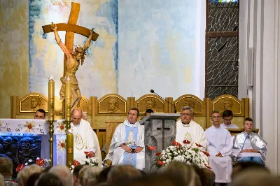 W czwartek 13 czerwca przeżywaliśmy uroczyste Nabożeństwo Fatimskie. Naszym modlitwom przewodniczył ks. Tadeusz Pindara. Kazanie wygłosił ks. Paweł Blat. O godz. 18.40 zostały przedstawione prośby i podziękowania do Matki Bożej Fatimskiej, w intencji których sprawowana była także Msza Święta. Po Mszy Świętej wyruszyła procesja z figurą Matki Bożej i relikwiami świętych Dzieci Fatimskich. Nabożeństwo zakończył Apel Jasnogórski. Dziękujemy parafii pw. Matki Bożej Częstochowskiej (Drabinianka) w Rzeszowie za przygotowanie liturgii oraz parafii pw. Miłosierdzia Bożego (Biała) za prowadzenie modlitwy różańcowej. fot. Joanna Prasoł 