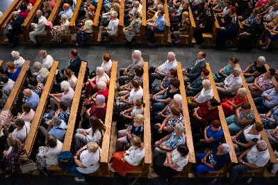 W środę 13 września przeżywaliśmy kolejne w tym roku Nabożeństwo Fatimskie. O godz. 18.40 zostały przedstawione prośby i podziękowania do Matki Bożej Fatimskiej, w intencji których sprawowana była także Msza Święta. Eucharystii przewodniczył i homilię wygłosił ks. Marek Kotwa – wikariusz parafii pw. Św. Michała Archanioła w Rzeszowie. Po Mszy Świętej wyruszyła procesja z figurą Matki Bożej, podczas której modlitwę różańcową prowadzili przedstawiciele parafii pw. Św. Jadwigi Królowej wraz ze swoimi duszpasterzami: ks. Tomaszem Gałuszką oraz ks. Łukaszem Mariuszycem, zaś figurę Matki Bożej nieśli przedstawiciele Bractwa św. Michała Archanioła, Rycerzy Kolumba oraz Związku Strzeleckiego "Strzelec". Modlitwę ubogaciła obecność Orkiestry Dętej pod dyrekcją Tadeusza Cielaka. Nabożeństwo zakończył Apel Jasnogórski. fot. Jola Warchoł