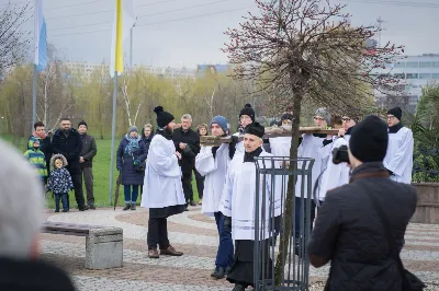 W Wielki Piątek (7 kwietnia) w Parku Papieskim odbyła się Droga Krzyżowa wprowadzająca w przeżywanie Liturgii Męki Pańskiej. Prowadzona była przez wspólnotę Wyższego Seminarium Duchownego w Rzeszowie pod przewodnictwem Biskupa Rzeszowskiego Jana Wątroby. W rozważaniach kolejnych stacji, ks. dr Mateusz Rachwalski, prefekt seminarium, zachęcał do życia zgodnie z nauką wypływającą z krzyża Chrystusowego.
fot. Małgorzata Ryndak