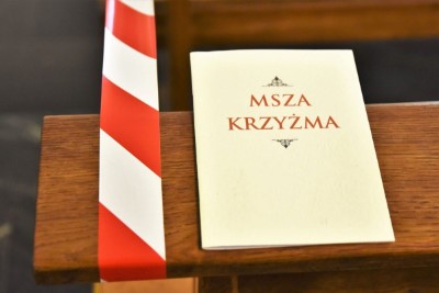 1 kwietnia 2021 r., w Wielki Czwartek, w naszej Katedrze została odprawiona Msza Krzyżma. Eucharystii przewodniczył bp Jan Wątroba. W koncelebrze uczestniczył bp Kazimierz Górny, bp Edward Białogłowski oraz 50 księży – z powodu ograniczeń związanych ze stanem epidemii byli to tylko przedstawiciele duchowieństwa diecezji rzeszowskiej. Do katedry nie przyjechała Liturgiczna Służba Ołtarza i schole. Po Komunii św. bp Jan Wątroba poświęcił olej krzyżma, który jest używany m.in. podczas udzielania sakramentu chrztu, bierzmowania i święceń kapłańskich. Wcześniej biskup pobłogosławił olej chorych i olej katechumenów.  Przed błogosławieństwem ks. Waldemar Dopart, proboszcz parafii św. Józefa na osiedlu Staromieście w Rzeszowie, w imieniu wszystkich kapłanów złożył biskupom świąteczne życzenia.  Na zakończenie Mszy Świętej Biskup Rzeszowski ogłosił nominację ks. Pawła Synosia, delegata biskupa ds. formacji stałej kapłanów na wikariusza biskupiego ds. formacji stałej kapłanów diecezji rzeszowskiej.  fot. ks. Tomasz Nowak