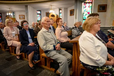 „Na swoje życie i swoje kapłaństwo trzeba popatrzeć w świetle Bożej miłości. Inaczej go nie pojmiemy ani my, ani ci, którzy będą na nas patrzeć” – mówił bp Jan Wątroba podczas Mszy św. z udzieleniem święceń prezbiteratu. 4 czerwca 2022 r. w kościele katedralnym jedenastu diakonów diecezji rzeszowskiej przyjęło sakrament kapłaństwa.
Do grona neoprezbiterów diecezji rzeszowskiej należą: ks. Sebastian Bełz z parafii w Nienadówce, ks. Krzysztof Lampart z parafii w Rudnej Wielkiej, ks. Mateusz Łachmanek z parafii w Lipinkach, ks. Karol Migut z parafii w Jasionce, ks. Marcin Murawski z parafii katedralnej w Rzeszowie, ks. Adrian Pazdan z parafii w Zagorzycach, ks. Tomasz Sienicki z parafii w Bieździedzy, ks. Dominik Świeboda z parafii w Palikówce, ks. Piotr Wąsacz z parafii bł. Władysława Findysza w Rzeszowie, ks. Mateusz Wojtuń z parafii w Święcanach oraz ks. Wiktor Zoła z parafii w Cieklinie.
Mszy św. przewodniczył i święceń udzielił bp Jan Wątroba. Eucharystię koncelebrowało około osiemdziesięciu księży, m.in: przełożeni Wyższego Seminarium Duchownego w Rzeszowie oraz proboszczowie i wikariusze z parafii rodzinnych neoprezbiterów. W Mszy św. uczestniczył abp Edward Nowak, bp Kazimierz Górny i bp Edward Białogłowski.
Zebranych w kościele katedralnym powitał ks. Krzysztof Gołąbek, proboszcz parafii.
W homilii bp Jan Wątroba nawiązał do słów z Ewangelii według św. Jana w których Chrystus tłumaczy co to znaczy być dobrym pasterzem. „Być kapłanem w Kościele Chrystusowym to znaczy mieć udział w Jego pasterskiej misji i stale upodabniać się do Dobrego Pasterza, który zna owce, karmi je, broni i jest gotów oddać życie dla ich dobra” – mówił hierarcha.
Po homilii odbył się obrzędy święceń: przyrzeczenie czci i posłuszeństwa Biskupowi Ordynariuszowi, Litania do Wszystkich Świętych podczas której kandydaci leżeli krzyżem, nałożenie rąk, modlitwa święceń oraz namaszczenie rąk krzyżmem i wręczenie chleba i wina. Podczas Liturgii Eucharystycznej nowo wyświęceni po raz pierwszy wyciągnęli dłonie nad chlebem i winem wypowiadając słowa konsekracji.
Na zakończenie Mszy św. ks. Tomasz Sienicki, podziękował w imieniu nowo wyświęconych wszystkim, którzy przyczynili się do przygotowania ich do kapłaństwa. Słowa wdzięczności, m.in. przełożonym Wyższego Seminarium Duchownego w Rzeszowie i rodzicom neoprezbiterów, wypowiedział bp Jan Wątroba. 
W drodze do zakrystii neoprezbiterzy zatrzymali się przy figurze Matki Bożej Fatimskiej zawierzając swoje kapłaństwo Matce Bożej.
W niedzielę, 5 czerwca, w Uroczystość Zesłania Ducha Świętego, neoprezbiterzy będą sprawować w swoich rodzinnych parafiach uroczyste Msze św. prymicyjne, a w najbliższych tygodniach otrzymają skierowania do parafii.

Fot. ks. Jakub Nagi oraz biala-wrona.pl
