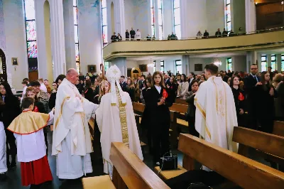 W sobotnie południe 67 naszych młodych parafian przyjęło sakrament bierzmowania. Po dwóch latach przygotowań wyrazili przed bpem Janem Wątrobą swoje pragnienie świadczenia o wierze i życia według jej zasad. Jako motto ich wzrostu w dojrzałości chrześcijańskiej Ksiądz Biskup zaproponował słowa św. Piotra: "Trzeba słuchać bardziej Boga niż ludzi".
Fot. Piotr Reszko i Katarzyna Franiszyn-Luciano