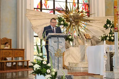 Maj to dla wielu najpiękniejszy miesiąc w roku. W liturgii Kościoła szczególnie wtedy czcimy Maryję oraz radujemy się ze Zmartwychwstania Pańskiego. W niedzielę 8 maja w naszej Katedrze dzieci z klas III doświadczyły równie wielkiej radości po raz pierwszy w pełni uczestnicząc we Mszy Świętej. To niezwykłe spotkanie z Chrystusem w Komunii Świętej zostało poprzedzone przygotowaniem poprzez katechezy w szkole i spotkania w parafii, a także spowiedzią. Poprzez niedzielne Eucharystie o godz. 12.00 i 13.30 celebrowane przez ks. Krzysztofa Gołąbka, proboszcza naszej Katedry, 88 dzieci rozpoczęło wielką przygodę z Jezusem ukrytym w Najświętszym Sakramencie. Towarzyszyli im rodzice, którzy wraz ze swoimi dziećmi przygotowywali się do tego wydarzenia, a także najbliższa rodzina. Posługę w liturgii Mszy Świętej pełniły dzieci pierwszokomunijne oraz ich rodzice.
Wielka radość serc dzieci komunijnych promieniowała na wszystkich uczestników Mszy Świętej i przypominała zebranym na liturgii, że spotkanie z Jezusem Eucharystycznym to przywilej i wielkie szczęście. Czas tej wielkiej radości został przedłużony przez „Biały Tydzień”, w którym dzieci uczestniczyły w wieczornej Eucharystii, przyjmując Jezusa do swoich serc. 

Wszystkim dzieciom, które w tym roku przeżywały swoją Pierwszą Komunię Świętą, życzymy, aby nie gasł w nich zapał do poznawania Jezusa i Jego nauki, a radość, jaka towarzyszyła tym dniom, była nieodłączną towarzyszką ich spotkań z Jezusem w Eucharystii. A s. Julicie i ks. Julianowi dziękujemy za serce włożone w przygotowanie dzieci do tego wielkiego wydarzenia.

fot. Paweł Styka