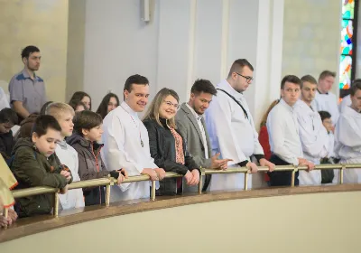 W Wielki Czwartek o godz. 10.00 w naszej Katedrze bp Jan Wątroba przewodniczył Mszy Krzyżma. Jest ona wyrazem jedności i wspólnoty duchowieństwa diecezji. Podczas tej Mszy Świętej biskup poświęcił olej chorych, katechumenów oraz olej krzyżma. Księża koncelebrujący z biskupem Eucharystię odnowili przyrzeczenia kapłańskie.
W koncelebrze wzięli udział bp Kazimierz Górny, bp Edward Białogłowski oraz 179 kapłanów z całej diecezji. W Eucharystii wzięli również udział licznie zebrani ministranci, lektorzy, animatorzy, ceremoniarze, członkowie scholi parafialnych i dziewczęcej służby maryjnej.
fot. Małgorzata Ryndak