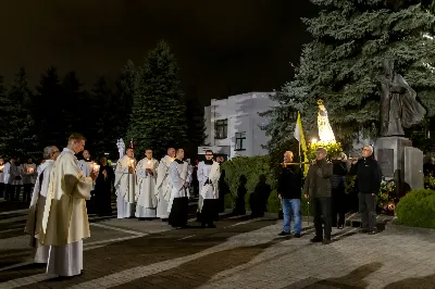 Objawienia Fatimskie to ważny dla katolików znak Bożej Opatrzności i nieustannej opieki Matki Bożej. Fatima to miasto w środkowo-zachodniej Portugalii. To właśnie tam miały miejsce objawienia Najświętszej Maryi Panny w 1917 roku, jakich doświadczyli Łucja Dos Santos oraz Hiacynta i Franciszek Marto – mali pastuszkowie. Maryja ukazywała się dzieciom każdego 13-go dnia miesiąca od maja do października.  Na pamiątkę tychże objawień, Kościół Katolicki uczestniczy w tzw. nabożeństwach fatimskich. Ostatnie z nich miały miejsce 13 października – w naszej Katedrze obecna była również cała wspólnota Wyższego Seminarium Duchownego w Rzeszowie. Uroczystości rozpoczęły się Mszą świętą o godzinie 19:00 pod przewodnictwem księdza rektora Pawła Pietrusiaka, zaś homilię wygłosił ojciec duchowny ks. Andrzej Szpaczyński.  Ojciec Andrzej już na początku wygłaszanego słowa skierował naszą uwagę na wielki cud Eucharystii: „Czy zobaczymy jakiś cud? Czy dany będzie jakiś znak?” – zapytał i od razu odpowiedział: „Nie wiadomo, czy będzie coś niezwykłego, ale jestem przekonany, że będzie cud – cud przemiany chleba i wina w Ciało i Krew Chrystusa – ten cud się dokona”. To bardzo ważne w życiu każdego chrześcijanina, aby nie szukać mistycznych doznań, czy szczególnych znaków od Boga, ale aby ujrzeć największy cud jakim jest Eucharystia. W tym darze możemy uczestniczyć każdego dnia i do tego też jesteśmy zaproszeni.  Po Eucharystii odbyła się procesja z figurą Matki Bożej Fatimskiej oraz Różaniec z rozważaniami przygotowanymi przez diakonów naszej diecezji.  Jesteśmy wdzięczni Panu Bogu za łaskę miłosierdzia i wezwania do pokoju jakie przesłał przez objawienia Pani Fatimskiej i nieustannie prosimy Go, abyśmy coraz mocniej potrafili kochać i dążyć do jedności. Za ten czas wspólnej modlitwy, chwała Panu!  fot. Joanna Prasoł