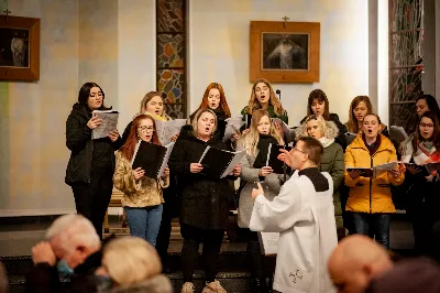 Mszy Świętej w święto Ofiarowania Pańskiego przewodniczył bp Jan Wątroba. W Eucharystii z okazji Dnia Życia Konsekrowanego uczestniczyli przedstawiciele sióstr i braci zakonnych, pustelnic, dziewic i wdów konsekrowanych oraz członków instytutów świeckich. Eucharystię koncelebrował ks. Stanisław Kamiński, wikariusz biskupi ds. zakonnych, a także 8 kapłanów. Homilię wygłosił bp Jan Wątroba. Śpiew podczas Mszy Świętej prowadziła Katedralna Schola Liturgiczna pod kierunkiem ks. Juliana Wybrańca przy akompaniamencie organowym Wiesława Siewierskiego. Fot. Paulina Lęcznar