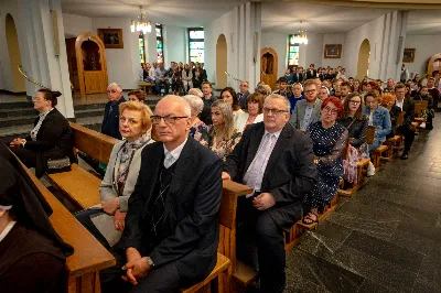 „Na swoje życie i swoje kapłaństwo trzeba popatrzeć w świetle Bożej miłości. Inaczej go nie pojmiemy ani my, ani ci, którzy będą na nas patrzeć” – mówił bp Jan Wątroba podczas Mszy św. z udzieleniem święceń prezbiteratu. 4 czerwca 2022 r. w kościele katedralnym jedenastu diakonów diecezji rzeszowskiej przyjęło sakrament kapłaństwa.
Do grona neoprezbiterów diecezji rzeszowskiej należą: ks. Sebastian Bełz z parafii w Nienadówce, ks. Krzysztof Lampart z parafii w Rudnej Wielkiej, ks. Mateusz Łachmanek z parafii w Lipinkach, ks. Karol Migut z parafii w Jasionce, ks. Marcin Murawski z parafii katedralnej w Rzeszowie, ks. Adrian Pazdan z parafii w Zagorzycach, ks. Tomasz Sienicki z parafii w Bieździedzy, ks. Dominik Świeboda z parafii w Palikówce, ks. Piotr Wąsacz z parafii bł. Władysława Findysza w Rzeszowie, ks. Mateusz Wojtuń z parafii w Święcanach oraz ks. Wiktor Zoła z parafii w Cieklinie.
Mszy św. przewodniczył i święceń udzielił bp Jan Wątroba. Eucharystię koncelebrowało około osiemdziesięciu księży, m.in: przełożeni Wyższego Seminarium Duchownego w Rzeszowie oraz proboszczowie i wikariusze z parafii rodzinnych neoprezbiterów. W Mszy św. uczestniczył abp Edward Nowak, bp Kazimierz Górny i bp Edward Białogłowski.
Zebranych w kościele katedralnym powitał ks. Krzysztof Gołąbek, proboszcz parafii.
W homilii bp Jan Wątroba nawiązał do słów z Ewangelii według św. Jana w których Chrystus tłumaczy co to znaczy być dobrym pasterzem. „Być kapłanem w Kościele Chrystusowym to znaczy mieć udział w Jego pasterskiej misji i stale upodabniać się do Dobrego Pasterza, który zna owce, karmi je, broni i jest gotów oddać życie dla ich dobra” – mówił hierarcha.
Po homilii odbył się obrzędy święceń: przyrzeczenie czci i posłuszeństwa Biskupowi Ordynariuszowi, Litania do Wszystkich Świętych podczas której kandydaci leżeli krzyżem, nałożenie rąk, modlitwa święceń oraz namaszczenie rąk krzyżmem i wręczenie chleba i wina. Podczas Liturgii Eucharystycznej nowo wyświęceni po raz pierwszy wyciągnęli dłonie nad chlebem i winem wypowiadając słowa konsekracji.
Na zakończenie Mszy św. ks. Tomasz Sienicki, podziękował w imieniu nowo wyświęconych wszystkim, którzy przyczynili się do przygotowania ich do kapłaństwa. Słowa wdzięczności, m.in. przełożonym Wyższego Seminarium Duchownego w Rzeszowie i rodzicom neoprezbiterów, wypowiedział bp Jan Wątroba. 
W drodze do zakrystii neoprezbiterzy zatrzymali się przy figurze Matki Bożej Fatimskiej zawierzając swoje kapłaństwo Matce Bożej.
W niedzielę, 5 czerwca, w Uroczystość Zesłania Ducha Świętego, neoprezbiterzy będą sprawować w swoich rodzinnych parafiach uroczyste Msze św. prymicyjne, a w najbliższych tygodniach otrzymają skierowania do parafii.

Fot. ks. Jakub Nagi oraz biala-wrona.pl
