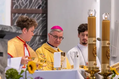 W piątek (16 czerwca) obchodziliśmy uroczystość Najświętszego Serca Pana Jezusa – dzień odpustu w Katedrze Rzeszowskiej. O godz. 18.00 została odprawiona uroczysta Msza Święta, której przewodniczył bp Jan Wątroba. Po Mszy Świętej Biskup poświęcił tablicę upamiętniającą życie i dzieło śp. Ks. Infułata Stanisława Maca. 
Po jego śmierci w 2020 roku, Ksiądz Proboszcz Krzysztof Gołąbek wraz z Parafialną Radą Duszpasterską postanowił stworzyć tablicę pamiątkową poświęconą śp. Księdzu Infułatowi. 
Istnieje już takowa poświęcona budowniczym i architektom, przygotowana jeszcze za życia ks. Maca, przez Niego zaprojektowana i umieszczona na Jego prośbę w szeregu pamiątkowych tablic przed wejściem do dolnego kościoła, ale chciano upamiętnić osobę i dzieło tej świątyni tablicą bardziej okazałą przy wejściu głównym. W szafie z pamiątkami po Ks. Infułacie odnaleziono wyzłocone serce i tak zrodziła się myśl, by umieścić to serce w pamiątkowej tablicy jako symbol wiary tego kapłana, jego czci wobec Bożego Serca i troski o świątynię dedykowaną Najświętszemu Sercu Pana Jezusa.
W książce pt. „Komu bije Dzwon Wolności” ks. Stanisław Mac zapisał: „Staram się zgodnie z testamentem zawartym w akcie erekcyjnym pod budowę kościoła, aby w tej świątyni po wsze czasy rozkwitał kult do Najświętszego Serca Pana Jezusa jako źródła miłości i dobroci”. 
Niech ta tablica będzie wyrazem naszej czci i pamięci wobec osoby Ks. Infułata, Jego dzieła i poświęcenia dla chwały Bożego Serca.
fot. Joanna Prasoł