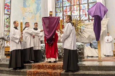 W Wielki Piątek 15.04.2022 r. w Katedrze Rzeszowskiej Liturgii na cześć Męki Pańskiej przewodniczył bp Jan Wątroba.
Mękę naszego Pana Jezusa Chrystusa według świętego Jana śpiewali:
ks. Julian Wybraniec - Jezus
Karol Baraniewicz - Ewangelista
ks. Szczepan Węglowski - Inni
Chór WSD Rzeszów pod dyrekcją ks. dra Andrzeja Widaka
fot. Joanna Prasoł