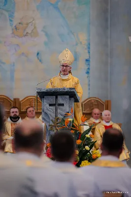 W Wielki Czwartek o godz. 10.00 w naszej Katedrze bp Jan Wątroba przewodniczył Mszy Krzyżma. Jest ona wyrazem jedności i wspólnoty duchowieństwa diecezji. Podczas tej Mszy Świętej biskup poświęcił olej chorych, katechumenów oraz olej krzyżma. Księża koncelebrujący z biskupem Eucharystię odnowili przyrzeczenia kapłańskie. W koncelebrze wzięli udział bp Kazimierz Górny, bp Edward Białogłowski oraz ponad 200 kapłanów z całej diecezji. W Eucharystii wzięli również udział licznie zebrani ministranci, lektorzy, animatorzy, ceremoniarze, członkowie scholi parafialnych i dziewczęcej służby maryjnej. Podczas Mszy Świętej zaśpiewał chór męski pod dyrekcją ks. Andrzeja Widaka. Przy organach zasiadł ks. Julian Wybraniec. fot. Piotr Szorc