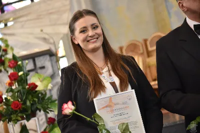 18 maja 2025 r., w katedrze rzeszowskiej celebrowano Eucharystię z okazji 25. rocznicy przyjęcia sakry biskupiej przez bp. Jana Wątrobę. Mszy św. przewodniczył Biskup Rzeszowski, zaś w koncelebrze wzięli udział: abp Józef Michalik, abp Adam Szal, bp Edward Białogłowski, bp Kazimierz Górny, bp Stanisław Jamrozek, bp Marian Rojek, bp Jan Śrutwa oraz kilkudziesięciu kapłanów. W Eucharystii uczestniczyły liczne delegacje osób życia konsekrowanego, przedstawiciele instytucji, fundacji i stowarzyszeń kościelnych. W katedrze rzeszowskiej obecni byli również parlamentarzyści sejmu i senatu, władze wojewódzkie, samorządowe, władze Rzeszowa, rektorzy wyższych uczelni, dyrektorzy instutucji regionalnych, kuratorium oświaty, a także szpitali. Homilię wygłosił bp Edward Białogłowski, biskup pomocniczy senior, który podkreślił, że świętowanie srebrnego jubileuszu Biskupa Rzeszowskiego wpisuje się w przeżywanie Roku Świętego, ale także kolejną rocznicę urodzin św. Jana Pawła II, rocznicę bitwy pod Monte Cassino, inaugurację pontyfikatu Ojca Świętego Leona XIV oraz rocznicę beatyfikacji Józef Sebastiana Pelczara. Na zakończenie liturgii Karolina i Dariusz Kosakowie z dziećmi, jako przedstawiciele diecezjan, przekazali życzenia Jubilatowi. W uroczystej liturgii wzięło udział kilkuset muzyków, chórzystów i członków orkiestr, którzy brali udział w projekcie „Podkarpacie śladami św. Jana Pawła II”. Przedsięwzięcie zostało zorganizowane przez Polski Związek Chórów i Orkiestr – Oddział w Rzeszowie. fot. ks. Jakub Oczkowicz