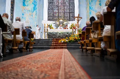 W środę 13 września przeżywaliśmy kolejne w tym roku Nabożeństwo Fatimskie. O godz. 18.40 zostały przedstawione prośby i podziękowania do Matki Bożej Fatimskiej, w intencji których sprawowana była także Msza Święta. Eucharystii przewodniczył i homilię wygłosił ks. Marek Kotwa – wikariusz parafii pw. Św. Michała Archanioła w Rzeszowie. Po Mszy Świętej wyruszyła procesja z figurą Matki Bożej, podczas której modlitwę różańcową prowadzili przedstawiciele parafii pw. Św. Jadwigi Królowej wraz ze swoimi duszpasterzami: ks. Tomaszem Gałuszką oraz ks. Łukaszem Mariuszycem, zaś figurę Matki Bożej nieśli przedstawiciele Bractwa św. Michała Archanioła, Rycerzy Kolumba oraz Związku Strzeleckiego "Strzelec". Modlitwę ubogaciła obecność Orkiestry Dętej pod dyrekcją Tadeusza Cielaka. Nabożeństwo zakończył Apel Jasnogórski. fot. Jola Warchoł