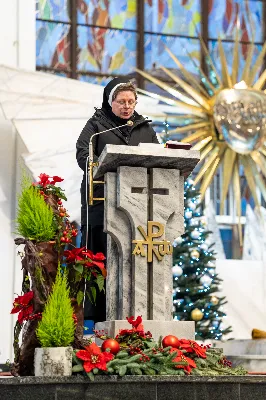 „Nasza wdzięczność jest szczególna wobec osób konsekrowanych za ich czytelne świadectwo wiary i za to, że żyjąc wiarą na co dzień ukazują chrystusowy styl życia” – mówił biskup Jan Wątroba podczas Mszy św. w katedrze rzeszowskiej w święto Ofiarowania Pańskiego. W Eucharystii, z okazji swojego święta patronalnego, uczestniczyły osoby konsekrowane posługujące w diecezji rzeszowskiej.
Mszy św. w katedrze rzeszowskiej przewodniczył bp Jan Wątroba, który modlił się w intencji osób konsekrowanych, przeżywających w święto Ofiarowania Pańskiego (02.02.) swoje święto patronalne. Eucharystię koncelebrował ks. Stanisław Kamiński, wikariusz biskupi ds. zakonnych, a także 9 kapłanów.
Na początku Mszy św. ks. Stanisław Kamiński powitał zebranych i wprowadził w przeżywaną liturgię. Następnie odbył się obrzęd błogosławieństwa świec i procesja z dolnego kościoła do głównej części katedry rzeszowskiej
Homilię wygłosił bp Jan Wątroba, który w pierwszej części, odnosząc się do przeżywanego święta, nawiązał do postawy Matki Najświętszej i św. Józefa. „Maryja uczy nas, że wierność Bogu oznacza wypełnianie prawa Bożego. Ona wypełniła wszystko bez wyjątku. Choć sama nie potrzebowała oczyszczenia, pozostała jednak posłuszna prawu. Skromna, prosta, uboga kobieta, poddana Bogu. W postawie Maryi i Józefa można dostrzec piękną lekcję dla rodziców i wychowawców. Rodzice powinni przedstawiać, czyli zawierzać swoje dzieci Panu Bogu. To jest gest wdzięczności wobec Stwórcy, a także znak wielkiej pokory wobec niełatwej misji rodzicielskiej i wychowawczej. Pełny rozwój człowieka dokonuje się dzięki Bożej łasce, a rodzice powinni się czuć narzędziem Bożej łaski, dlatego powinni często błogosławić swoje dzieci, modlić się za nie i z nimi oraz wciąż na nowo zawierzać je Panu Bogu” – mówił bp Wątroba.
Biskup Rzeszowski odnosząc się do obchodzonego Dnia życia konsekrowanego powiedział: „Trzy elementy wspólnoty: słowo, wierność i otwarcie na Ducha Świętego stanowią istotę życia każdej osoby konsekrowanej. Rozważać słowo Boże, trwać wiernie na modlitwie i być otwartym na to, co Duch Święty chce nam powiedzieć, to wypełnić powołanie do życia konsekrowanego, a jednocześnie wyznać wiarę w Kościół Chrystusowy. Nasza wdzięczność jest szczególna wobec osób konsekrowanych za ich czytelne świadectwo wiary i za to, że żyjąc wiarą na co dzień ukazują chrystusowy styl życia. Towarzyszą nam przez swoją pełną zatroskania miłosierną obecność, ale także przez milczącą obecność przepełnioną modlitwą w intencjach Kościoła, świata, a także poszczególnych osób i wspólnot”.
Po homilii osoby konsekrowane zgromadzone w katedrze odnowiły swoje przyrzeczenia.
Na zakończenie liturgii s. Agata Jakieła CSFN, referentka diecezjalna ds. życia konsekrowanego, podziękowała bp. Janowi Wątrobie za przewodniczenie liturgii i modlitwę w intencji osób życia konsekrowanego.
W Eucharystii w rzeszowskiej katedrze uczestniczyło prawie 100 osób życia konsekrowanego, a pośród nich ojcowie i bracia zakonni, siostry zakonne, wdowy i dziewice konsekrowane oraz członkowie instytutów świeckich. Śpiewy podczas liturgii wykonała Katedralna Schola Liturgiczna pod dyrekcją ks. Juliana Wybrańca, a przy organach zasiadł katedralny organista – Wiesław Siewierski. 

fot. Jola Warchoł