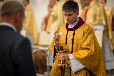 „Na swoje życie i swoje kapłaństwo trzeba popatrzeć w świetle Bożej miłości. Inaczej go nie pojmiemy ani my, ani ci, którzy będą na nas patrzeć” – mówił bp Jan Wątroba podczas Mszy św. z udzieleniem święceń prezbiteratu. 4 czerwca 2022 r. w kościele katedralnym jedenastu diakonów diecezji rzeszowskiej przyjęło sakrament kapłaństwa.
Do grona neoprezbiterów diecezji rzeszowskiej należą: ks. Sebastian Bełz z parafii w Nienadówce, ks. Krzysztof Lampart z parafii w Rudnej Wielkiej, ks. Mateusz Łachmanek z parafii w Lipinkach, ks. Karol Migut z parafii w Jasionce, ks. Marcin Murawski z parafii katedralnej w Rzeszowie, ks. Adrian Pazdan z parafii w Zagorzycach, ks. Tomasz Sienicki z parafii w Bieździedzy, ks. Dominik Świeboda z parafii w Palikówce, ks. Piotr Wąsacz z parafii bł. Władysława Findysza w Rzeszowie, ks. Mateusz Wojtuń z parafii w Święcanach oraz ks. Wiktor Zoła z parafii w Cieklinie.
Mszy św. przewodniczył i święceń udzielił bp Jan Wątroba. Eucharystię koncelebrowało około osiemdziesięciu księży, m.in: przełożeni Wyższego Seminarium Duchownego w Rzeszowie oraz proboszczowie i wikariusze z parafii rodzinnych neoprezbiterów. W Mszy św. uczestniczył abp Edward Nowak, bp Kazimierz Górny i bp Edward Białogłowski.
Zebranych w kościele katedralnym powitał ks. Krzysztof Gołąbek, proboszcz parafii.
W homilii bp Jan Wątroba nawiązał do słów z Ewangelii według św. Jana w których Chrystus tłumaczy co to znaczy być dobrym pasterzem. „Być kapłanem w Kościele Chrystusowym to znaczy mieć udział w Jego pasterskiej misji i stale upodabniać się do Dobrego Pasterza, który zna owce, karmi je, broni i jest gotów oddać życie dla ich dobra” – mówił hierarcha.
Po homilii odbył się obrzędy święceń: przyrzeczenie czci i posłuszeństwa Biskupowi Ordynariuszowi, Litania do Wszystkich Świętych podczas której kandydaci leżeli krzyżem, nałożenie rąk, modlitwa święceń oraz namaszczenie rąk krzyżmem i wręczenie chleba i wina. Podczas Liturgii Eucharystycznej nowo wyświęceni po raz pierwszy wyciągnęli dłonie nad chlebem i winem wypowiadając słowa konsekracji.
Na zakończenie Mszy św. ks. Tomasz Sienicki, podziękował w imieniu nowo wyświęconych wszystkim, którzy przyczynili się do przygotowania ich do kapłaństwa. Słowa wdzięczności, m.in. przełożonym Wyższego Seminarium Duchownego w Rzeszowie i rodzicom neoprezbiterów, wypowiedział bp Jan Wątroba. 
W drodze do zakrystii neoprezbiterzy zatrzymali się przy figurze Matki Bożej Fatimskiej zawierzając swoje kapłaństwo Matce Bożej.
W niedzielę, 5 czerwca, w Uroczystość Zesłania Ducha Świętego, neoprezbiterzy będą sprawować w swoich rodzinnych parafiach uroczyste Msze św. prymicyjne, a w najbliższych tygodniach otrzymają skierowania do parafii.

Fot. ks. Jakub Nagi oraz biala-wrona.pl
