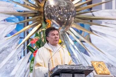 O świcie w Niedzielę Zmartwychwstania została odprawiona uroczysta Mszy św. w rzeszowskiej katedrze. Eucharystię poprzedziła procesja rezurekcyjna z Najświętszym Sakramentem. W oprawie muzycznej celebracji wziął udział katedralny chór chłopięco-męski Pueri Cantores Resovienses oraz katedralna orkiestra dęta.
Dnia 31 marca 2024 r. o godz. 6 w rzeszowskiej katedrze na rozpoczęcie procesji rezurekcyjnej rozbrzmiało zawołanie: „Chrystus zmartwychwstał, prawdziwie zmartwychwstał”. Wyrazem radości paschalnej była procesja z Najświętszym Sakramentem dokoła katedry z udziałem licznie zgromadzonych wiernych, straży grobowej i orkiestry dętej.
Po zakończonej procesji, została odprawiona uroczysta Eucharystia pod przewodnictwem ks. Krzysztofa Gołąbka, prepozyta rzeszowskiej kapituły katedralnej i proboszcza miejscowej wspólnoty parafialnej. Homilię wygłosił ks. Michał Rurak, penitencjarz kapituły, który zachęcał do zgłębiania tajemnicy zmartwychwstania.

„Zmartwychwstania jest czymś jedynym i wyjątkowym w swoim rodzaju. Łatwo napisać i powiedzieć czym zmartwychwstanie nie jest. Ale napisać i powiedzieć czym zmartwychwstanie jest, to zadanie na całe życie, i to nie tylko dla teologa czy księdza. To zadanie dla każdego z nas. Najważniejsze zadanie w życiu, bo ono zdecyduje co z nami będzie” – mówił kaznodzieja.
Ks. Rurak ukazał konsekwencje zmartwychwstania Chrystusa dla każdego wierzącego w kontekście całej historii Boga i człowieka. Mówił: „Zmartwychwstanie nie dotyczy tylko przyszłości, czasu po śmierci. Ono ma także znaczenie dla naszej doczesności. Bo skoro życie ma prowadzić do Zmartwychwstania, to znaczy, że ma wartość samo w sobie, że trzeba je szanować i jak najlepiej przeżyć.”
Na zakończenie Eucharystii transmitowanej przez katolickie Radio „VIA”, katedralny chór chłopięco-męski Pueri Cantores Resovienses pod dyrekcją Aleksandry Fiołek-Matuszewskiej wykonał uroczyste „Alleluja” z oratorium G.F. Haendla. Po zakończonej Mszy św. rezurekcyjnej katedralna orkiestra dęta pod batutą Tadeusza Cielaka odegrała radosne utwory wielkanocne. fot. Joanna Prasoł