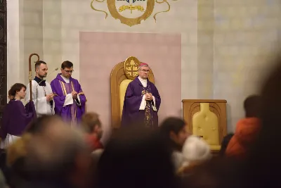 Mszy św. w Środę Popielcową na rozpoczęcie Wielkiego Postu w katedrze rzeszowskiej przewodniczył bp Jan Wątroba. Eucharystię koncelebrowali: ks. Łukasz Cyrnek, ks. Krzysztof Golas, ks. Krzysztof Gołąbek, ks. Sławomir Jeziorski, ks. Dominik Kiełb, ks. Jakub Nagi i ks. Nikodem Rybczyk.
Homilię wygłosił ks. Julian Wybraniec, wikariusz parafii katedralnej. Kaznodzieja w rozważaniu mówił o symbolice popiołu, którym w Środę Popielcową posypuje się głowy uczestników liturgii.
Po homilii odbył się obrzęd wybrania i wpisania imion do księgi katechumenów dwóch kobiet, które, jako dorosłe, przygotowują się do przyjęcia sakramentów inicjacji chrześcijańskiej.
Następnie odbył się obrzęd posypania popiołem.
Podczas Mszy św. posługę muzyczną pełniła Katedralna Schola Liturgiczna. Eucharystia była transmitowana przez Katolickie Radio VIA.
fot. ks. Jakub Oczkowicz