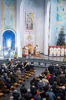 19 stycznia 2024 r. w katedrze rzeszowskiej została odprawiona Msza św. z okazji uroczystości św. Józefa Sebastiana Pelczara, głównego patrona diecezji rzeszowskiej. „Bóg prosi o serce człowieka – daj Mu serce swoje! Serce Jezusa jest nastrojone na ton miłości!” – mówił ks. Jerzy Buczek w homilii. Mszy św. przewodniczył bp Jan Wątroba Ordynariusz rzeszowski. Msze świętą koncelebrowali bp Kazimierz Górny, bp Edward Białogłowski wraz z kapłanami przybyłymi na tę uroczystość. Razem z nimi modlili się m.in. księża z Kapituły Katedralnej w Rzeszowie (której patronem jest św. J. S. Pelczar). Wśród osób konsekrowanych zgromadzonych w katedrze były siostry ze Zgromadzenia Służebnic Najświętszego Serca Jezusowego, które założył biskup z Korczyny. We wprowadzeniu ks. Krzysztof Gołąbek, proboszcz parafii katedralnej, mówił o wspólnocie Kościoła rzeszowskiego. „W dniu patronalnym diecezji rzeszowskiej, gdy czcimy naszego głównego patrona św. J.S. Pelczara gromadzimy się, aby przyzywając Jego orędownictwa modlić się za nasz Kościół lokalny, któremu na imię diecezja rzeszowska. Tworzymy tę wspólnotę na czele z bp. Janem, bp. Kazimierzem, bp. Edwardem, kapłanami, siostrami zakonnymi, osobami życia konsekrowanego i wiernymi świeckimi.” – powiedział duchowny. Homilię wygłosił ks. dr hab. Jerzy Buczek, Dyrektor Domu Księży Seniorów w Rzeszowie. Kaznodzieja wiele miejsca poświęcił na przywołanie nauczania bp. Józefa Sebastiana Pelczara oraz biografii Świętego, w której wskazał kilka przełomowych wydarzeń, które wpłynęły na jego życie duchowe i posługę biskupią. W nawiązaniu do odczytanej Liturgii Słowa, zauważył, że „przykazanie miłości, jakie Jezus zostawił Apostołom zrozumiał dobrze nasz patron – św. bp Józef S. Pelczar.” – mówił kaznodzieja. Nawiązując do nauczania św. Biskupa, przywołał fragment Jego dzieła „Życie duchowne, czyli doskonałość chrześcijańska”: Jeśli chcesz poznać ogrom tej miłości, rozważaj dzieła Boże, spełnione dla człowieka, a mianowicie trzy wieczne pomniki miłości: żłóbek, krzyż i ołtarz. Szczególnie stań pod krzyżem i przypatrz się miłości Ukrzyżowanego, przypatrz się Ukrzyżowanemu. Stań przed Przenajświętszym Sakramentem i rozważ to niezmierne wyniszczenie się Boga utajonego, tę ogromną ofiarę z siebie, to całkowite oddanie się człowiekowi z miłości bez granic. Wniknij potem do Serca Jezusowego i przypatrz się Jego miłości.” „Serce Jezusowe, w którym zakochał się ponad wszystko, i które miłował z całego swego serca, ze wszystkich sił i z całej duszy, wzywa nas do odpowiedzi naszą miłością. A często nasze serce zamyka się w skorupie miłości własnej. Bóg prosi o serce człowieka – daj Mu serce swoje!” – wzywał kaznodzieja. Podczas homilii ks. Jerzy Buczek mówił m.in. o patriotyzmie bp. Pelczara, przywołując Jego orędzie do duchowieństwa diecezji przemyskiej z 1919 roku: „Prócz miłości Pana Boga i dusz polecam wam nader gorąco miłość dwu Matek duchowych: Kościoła i Ojczyzny. Bądźmy gotowi do ofiar z naszych modlitw, z naszej pracy i z naszego grosza, by zapewnić Ojczyźnie lepszą przyszłość. Troszczmy się o duchowe odrodzenia Narodu, bo na cóż by się przydało ogłoszenie niepodległości Rzeczypospolitej, gdyby jej duszę toczyła gangrena wad, które by wkrótce sprowadziły nowe klęski.” Kończąc homilię, kaznodzieja zwrócił się do zgromadzonych wiernych, aby na wzór naszego Patrona zakochać się w Sercu Jezusa. „Niech nasze serce bije rytmem Serca jezusowego” – zachęcał kaznodzieja. Na zakończenie Eucharystii do zgromadzonych wiernych w rzeszowskiej katedrze oraz do słuchaczy Katolickiego Radia Via, które transmitowało tę uroczystość zwrócił się bp. Jan Wątroba. fot. Joanna Prasoł