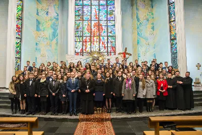 Uroczystość Chrystusa Króla to także święto Akcji Katolickiej i KSM-u. Centralnej uroczystości w Katedrze przewodniczył biskup diecezjalny Jan Wątroba. Eucharystię koncelebrowało 25 księży, wśród nich ks. Stanisław Potera – asystent diecezjalny AK i ks. Tomasz Ryczek – asystent diecezjalny KSM. Po wyznaniu wiary 88 młodych osób złożyło przyrzeczenie Katolickiego Stowarzyszenia Młodzieży. Obrzęd przyrzeczenia prowadził Paweł Grodzki – prezes KSM Diecezji Rzeszowskiej. Ceremonia zakończyła się odśpiewaniem hymnu KSM i zawołaniem: „Przez cnotę, naukę i pracę, służyć Bogu i Ojczyźnie, Gotów!”

Po Komunii św. bp Jan Wątroba, razem z ks. Stanisławem Poterą, wręczył nominacje 20 nowym prezesom oddziałów parafialnych Akcji Katolickiej. Krótkie przemówienia wypowiedzieli kolejno: Jeremi Kalkowski – prezes Zarządu Diecezjalnego Instytutu AK i Paweł Grodzki.

Po Komunii św. wszyscy zebrani uklękli przed Najświętszym Sakramentem. Biskup Ordynariusz odczytał Jubileuszowy Akt Przyjęcia Jezusa Chrystusa za Króla i Pana.

Po Mszy św. bp Jan Wątroba wręczył odznaki i legitymacje nowym członkom KSM.

fot. Fotografiarzeszow