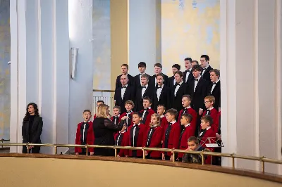 W niedzielę, 18 grudnia 2022 roku, podczas uroczystej Mszy Świętej o godz. 12.00 w Katedrze Rzeszowskiej do grona chórzystów Katedralnego Chóru Chłopięco-Męskiego Pueri Cantores Resovienses dołączyło 20 najmłodszych chłopców.
„Młodziki”, bo tak są nazywani przez starszych kolegów, złożyli przyrzeczenie, że będą godnie reprezentować brać chóralną i śpiewać na chwałę Pana.
Najmłodsi kandydaci na chórzystów zostali wyłonieni podczas rekrutacji prowadzonej przez poprzedniego dyrygenta, Marcina Florczaka, w rzeszowskich szkołach podstawowych jeszcze na wiosnę. Od razu rozpoczęli próby. Intensywnie przez tydzień ćwiczyli swoje głosy razem ze starszymi kolegami podczas corocznego Muzycznego Obozu Szkoleniowo-Wypoczynkowego we Frysztaku, który odbył się początkiem lipca. W wolnych chwilach uczestniczyli w wycieczkach i zajęciach sportowych. Mieli okazję poznać kolegów z chóru i lepiej się poznać.
Obecnie dyrygentkami Katedralnego Chóru Chłopięco-Męskiego Pueri Cantores Resovienses są: Edyta Kotula i Angela Pacuta. 
Po Mszy Świętej Chór wraz z ks. Krzysztofem Gołąbkiem – proboszczem Katedry oraz ks. Julianem Wybrańcem – duszpasterzem Chóru z ramienia biskupa diecezji rzeszowskiej, a także dyrygentkami: Edytą Kotulą i Angelą Pacutą, na stopniach ołtarza Rzeszowskiej Katedry pozował do wspólnego zdjęcia. Następnie chórzyści udali się do sali Jana Pawła II na słodki poczęstunek. 
Za piękne zdjęcia dziękujemy: Fotografia Jola Warchoł