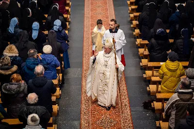 „Nasza wdzięczność jest szczególna wobec osób konsekrowanych za ich czytelne świadectwo wiary i za to, że żyjąc wiarą na co dzień ukazują chrystusowy styl życia” – mówił biskup Jan Wątroba podczas Mszy św. w katedrze rzeszowskiej w święto Ofiarowania Pańskiego. W Eucharystii, z okazji swojego święta patronalnego, uczestniczyły osoby konsekrowane posługujące w diecezji rzeszowskiej.
Mszy św. w katedrze rzeszowskiej przewodniczył bp Jan Wątroba, który modlił się w intencji osób konsekrowanych, przeżywających w święto Ofiarowania Pańskiego (02.02.) swoje święto patronalne. Eucharystię koncelebrował ks. Stanisław Kamiński, wikariusz biskupi ds. zakonnych, a także 9 kapłanów.
Na początku Mszy św. ks. Stanisław Kamiński powitał zebranych i wprowadził w przeżywaną liturgię. Następnie odbył się obrzęd błogosławieństwa świec i procesja z dolnego kościoła do głównej części katedry rzeszowskiej
Homilię wygłosił bp Jan Wątroba, który w pierwszej części, odnosząc się do przeżywanego święta, nawiązał do postawy Matki Najświętszej i św. Józefa. „Maryja uczy nas, że wierność Bogu oznacza wypełnianie prawa Bożego. Ona wypełniła wszystko bez wyjątku. Choć sama nie potrzebowała oczyszczenia, pozostała jednak posłuszna prawu. Skromna, prosta, uboga kobieta, poddana Bogu. W postawie Maryi i Józefa można dostrzec piękną lekcję dla rodziców i wychowawców. Rodzice powinni przedstawiać, czyli zawierzać swoje dzieci Panu Bogu. To jest gest wdzięczności wobec Stwórcy, a także znak wielkiej pokory wobec niełatwej misji rodzicielskiej i wychowawczej. Pełny rozwój człowieka dokonuje się dzięki Bożej łasce, a rodzice powinni się czuć narzędziem Bożej łaski, dlatego powinni często błogosławić swoje dzieci, modlić się za nie i z nimi oraz wciąż na nowo zawierzać je Panu Bogu” – mówił bp Wątroba.
Biskup Rzeszowski odnosząc się do obchodzonego Dnia życia konsekrowanego powiedział: „Trzy elementy wspólnoty: słowo, wierność i otwarcie na Ducha Świętego stanowią istotę życia każdej osoby konsekrowanej. Rozważać słowo Boże, trwać wiernie na modlitwie i być otwartym na to, co Duch Święty chce nam powiedzieć, to wypełnić powołanie do życia konsekrowanego, a jednocześnie wyznać wiarę w Kościół Chrystusowy. Nasza wdzięczność jest szczególna wobec osób konsekrowanych za ich czytelne świadectwo wiary i za to, że żyjąc wiarą na co dzień ukazują chrystusowy styl życia. Towarzyszą nam przez swoją pełną zatroskania miłosierną obecność, ale także przez milczącą obecność przepełnioną modlitwą w intencjach Kościoła, świata, a także poszczególnych osób i wspólnot”.
Po homilii osoby konsekrowane zgromadzone w katedrze odnowiły swoje przyrzeczenia.
Na zakończenie liturgii s. Agata Jakieła CSFN, referentka diecezjalna ds. życia konsekrowanego, podziękowała bp. Janowi Wątrobie za przewodniczenie liturgii i modlitwę w intencji osób życia konsekrowanego.
W Eucharystii w rzeszowskiej katedrze uczestniczyło prawie 100 osób życia konsekrowanego, a pośród nich ojcowie i bracia zakonni, siostry zakonne, wdowy i dziewice konsekrowane oraz członkowie instytutów świeckich. Śpiewy podczas liturgii wykonała Katedralna Schola Liturgiczna pod dyrekcją ks. Juliana Wybrańca, a przy organach zasiadł katedralny organista – Wiesław Siewierski. 

fot. Jola Warchoł