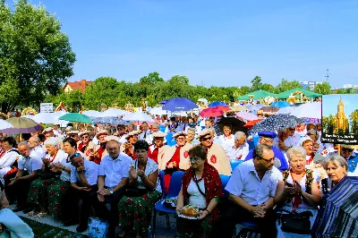 W niedzielę 25.08.2019 r. przy Katedrze Rzeszowskiej odbyły się Dożynki Diecezjalne. Do Parku Papieskiego przyjechało 73 delegacje z wieńcami dożynkowymi. fot. Andrzej Kotowicz