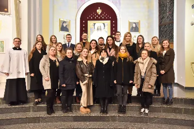 Mszy św. w Środę Popielcową na rozpoczęcie Wielkiego Postu w katedrze rzeszowskiej przewodniczył bp Jan Wątroba. Eucharystię koncelebrowali: ks. Łukasz Cyrnek, ks. Krzysztof Golas, ks. Krzysztof Gołąbek, ks. Sławomir Jeziorski, ks. Dominik Kiełb, ks. Jakub Nagi i ks. Nikodem Rybczyk.
Homilię wygłosił ks. Julian Wybraniec, wikariusz parafii katedralnej. Kaznodzieja w rozważaniu mówił o symbolice popiołu, którym w Środę Popielcową posypuje się głowy uczestników liturgii.
Po homilii odbył się obrzęd wybrania i wpisania imion do księgi katechumenów dwóch kobiet, które, jako dorosłe, przygotowują się do przyjęcia sakramentów inicjacji chrześcijańskiej.
Następnie odbył się obrzęd posypania popiołem.
Podczas Mszy św. posługę muzyczną pełniła Katedralna Schola Liturgiczna. Eucharystia była transmitowana przez Katolickie Radio VIA.
fot. ks. Jakub Oczkowicz