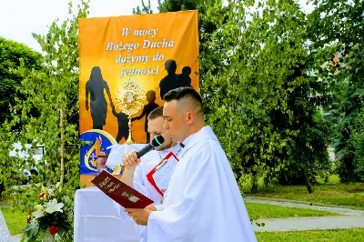 W czwartek w Uroczystość Najświętszego Ciała i Krwi Pańskiej (Boże Ciało) Msza Święta parafialna o godz. 12.00 była sprawowana na osiedlu Drabinianka na placu zieleni między ul. Graniczną i Zieloną. Dziękujemy parafianom za zaangażowanie i pomoc w przygotowaniu ołtarzy: - Ołtarz Mszy Świętej - Spółdzielnia Mieszkaniowa Metalowiec i mieszkańcy ul. Zielonej. - I ołtarz przy kapliczce Matki Bożej Fatimskiej – mieszkańcy bloku ul. Cicha 9. - II ołtarz przy Akademikach – mieszkańcy bloków ul. Cicha 3 i 7. - III ołtarz przed „Energetykiem” mieszkańcy bloku Kwiatkowskiego 5. - IV ołtarz obok bloków ul. Graniczna 4a i 4b – mieszkańcy tychże bloków.  fot. Andrzej Kotowicz