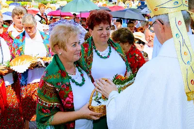 W niedzielę 25.08.2019 r. przy Katedrze Rzeszowskiej odbyły się Dożynki Diecezjalne. Do Parku Papieskiego przyjechało 73 delegacje z wieńcami dożynkowymi. fot. Andrzej Kotowicz