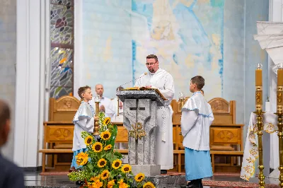 W środę 13 września przeżywaliśmy kolejne w tym roku Nabożeństwo Fatimskie. O godz. 18.40 zostały przedstawione prośby i podziękowania do Matki Bożej Fatimskiej, w intencji których sprawowana była także Msza Święta. Eucharystii przewodniczył i homilię wygłosił ks. Marek Kotwa – wikariusz parafii pw. Św. Michała Archanioła w Rzeszowie. Po Mszy Świętej wyruszyła procesja z figurą Matki Bożej, podczas której modlitwę różańcową prowadzili przedstawiciele parafii pw. Św. Jadwigi Królowej wraz ze swoimi duszpasterzami: ks. Tomaszem Gałuszką oraz ks. Łukaszem Mariuszycem, zaś figurę Matki Bożej nieśli przedstawiciele Bractwa św. Michała Archanioła, Rycerzy Kolumba oraz Związku Strzeleckiego "Strzelec". Modlitwę ubogaciła obecność Orkiestry Dętej pod dyrekcją Tadeusza Cielaka. Nabożeństwo zakończył Apel Jasnogórski. fot. Jola Warchoł