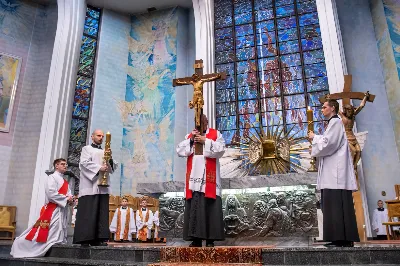 Liturgia Męki Pańskiej rozpoczęła się od procesji wejścia w zupełnej ciszy i gestu prostracji – pokornego padnięcia twarzą do ziemi głównego celebransa – Biskupa Rzeszowskiego Jana Wątroby. Drugim etapem nabożeństwa była Liturgia Słowa. Jej centrum stanowiła Męka Pańska w relacji wg św. Jana – odśpiewana przez ks. Juliana Wybrańca, kl. Dawida Piroga oraz kl. Karola Baraniewicza, z partiami tłumu wykonanymi przez Katedralny Chór Chłopięco-Męski Pueri Cantores Resovienses (tenory i basy), pod dyrekcją ks. dra Andrzeja Widaka we współpracy z Angelą Pacutą i Edytą Kotulą, dyrygentkami chóru.

W homilii bp Jan Wątroba zapraszał do odczytania na nowo sensu krzyża Jezusa i Jego Orędzia.

Trzecią częścią liturgii była adoracja krzyża. W pierwszej kolejności krzyż adorowali poprzez ucałowanie: Ksiądz Biskup, księża z Wyższego Seminarium Duchownego w Rzeszowie, księża katedralni oraz siostry zakonne. Następnie hołd krzyżowi oddali wszyscy wierni, wpatrując się w krzyż trzymany przez ks. Krzysztofa Gołąbka, proboszcza katedry.

Ostatnią częścią liturgii był obrzęd Komunii św. zakończony przeniesieniem Pana Jezusa w monstrancji do tzw. Bożego grobu. W tym roku dekoracja grobu nawiązuje do przeżywanego roku duszpasterskiego pt. „Wierzę w Kościół Chrystusowy”. Projekt autorstwa ks. Pawła Wójcika, wikariusza katedralnego, zachęca do pogłębienia relacji z Jezusem i jak wzywa napis umieszczony na grobie do „zakorzenienia w Kościele Chrystusa”.
fot. Joanna Prasoł 