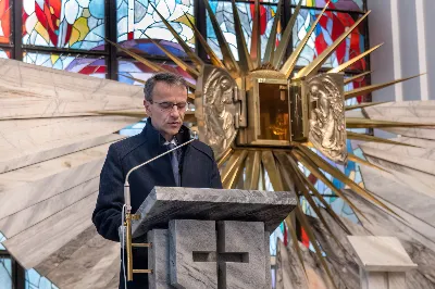 Liturgia Męki Pańskiej rozpoczęła się od procesji wejścia w zupełnej ciszy i gestu prostracji – pokornego padnięcia twarzą do ziemi głównego celebransa – Biskupa Rzeszowskiego Jana Wątroby. Drugim etapem nabożeństwa była Liturgia Słowa. Jej centrum stanowiła Męka Pańska w relacji wg św. Jana – odśpiewana przez ks. Juliana Wybrańca, kl. Dawida Piroga oraz kl. Karola Baraniewicza, z partiami tłumu wykonanymi przez Katedralny Chór Chłopięco-Męski Pueri Cantores Resovienses (tenory i basy), pod dyrekcją ks. dra Andrzeja Widaka we współpracy z Angelą Pacutą i Edytą Kotulą, dyrygentkami chóru.

W homilii bp Jan Wątroba zapraszał do odczytania na nowo sensu krzyża Jezusa i Jego Orędzia.

Trzecią częścią liturgii była adoracja krzyża. W pierwszej kolejności krzyż adorowali poprzez ucałowanie: Ksiądz Biskup, księża z Wyższego Seminarium Duchownego w Rzeszowie, księża katedralni oraz siostry zakonne. Następnie hołd krzyżowi oddali wszyscy wierni, wpatrując się w krzyż trzymany przez ks. Krzysztofa Gołąbka, proboszcza katedry.

Ostatnią częścią liturgii był obrzęd Komunii św. zakończony przeniesieniem Pana Jezusa w monstrancji do tzw. Bożego grobu. W tym roku dekoracja grobu nawiązuje do przeżywanego roku duszpasterskiego pt. „Wierzę w Kościół Chrystusowy”. Projekt autorstwa ks. Pawła Wójcika, wikariusza katedralnego, zachęca do pogłębienia relacji z Jezusem i jak wzywa napis umieszczony na grobie do „zakorzenienia w Kościele Chrystusa”.
fot. Joanna Prasoł 