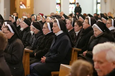 2 lutego 2019 r., w Święto Ofiarowania Pańskiego, w naszej Katedrze spotkały się osoby konsekrowane z diecezji rzeszowskiej. Po godzinnej adoracji Najświętszego Sakramentu uczestniczyli w Mszy św., której przewodniczył bp Jan Wątroba. Eucharystię koncelebrowali: ks. Stanisław Mac, emerytowany proboszcz parafii katedralnej, ks. Stanisław Kamiński, wikariusz biskupim ds. zakonnych oraz w większości duchowni zakonni. Na terenie diecezji rzeszowskiej mieszka, modli się i pracuje blisko 500 osób konsekrowanych. W 64 domach zakonnych żeńskich pracuje 329 sióstr zrzeszonych w 20 instytutach zakonnych, a w 11 domach zakonnych męskich – 130 zakonników zrzeszonych w 9 instytutach. Ponadto działają instytuty świeckie oraz wdowy i dziewice konsekrowane. fot. ks. Tomasz Nowak