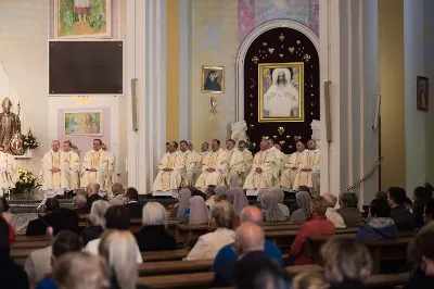 W poniedziałek 18 maja o godz. 18.00 w naszej Katedrze miało miejsce dziękczynienie w stulecie urodzin Karola Wojtyły – św. Jana Pawła II. W tym dniu dziękowaliśmy również i modliliśmy się w intencji naszych Księży Biskupów: Jana – z racji 20. rocznicy sakry biskupiej oraz Kazimierza – z racji 60. rocznicy święceń kapłańskich, a także w intencji naszego Księdza Infułata Stanisława w 60. rocznicę święceń kapłańskich. Eucharystii przewodniczył bp Jan Wątroba. Mszę św. koncelebrowali: bp Kazimierz Górny, bp Edward Białogłowski, infułaci: ks. Stanisław Mac i ks. Wiesław Szurek, księża dziekani oraz duchowni z różnych instytucji diecezji rzeszowskiej.  W Mszy św. uczestniczyły władze państwowe i samorządowe oraz służby mundurowe. fot. Dariusz Kamiński (fotografiarzeszow.com.pl)